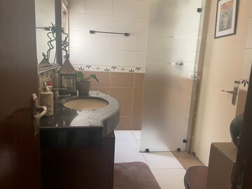 Bathroom in 4 BHK Apartment at Parsvnath Green Ville, Sector 48 – for Sale