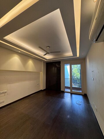 Room in 4 BHK Builder Floor at DLF Building 10, Dlf Phase ii – for Rent