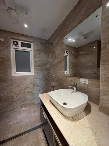 Bathroom in 4 BHK Builder Floor at DLF Building 10, Dlf Phase ii – for Rent
