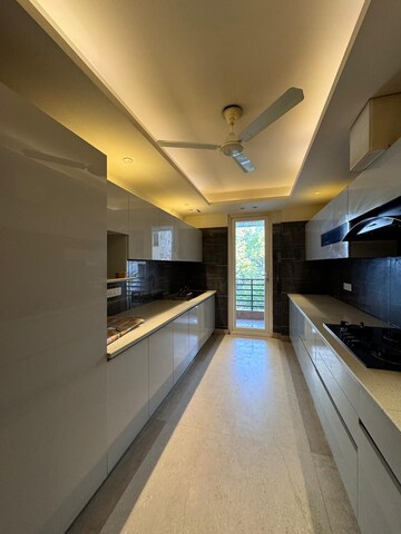 Building Lobby in 4 BHK Builder Floor at DLF Building 10, Dlf Phase ii – for Rent
