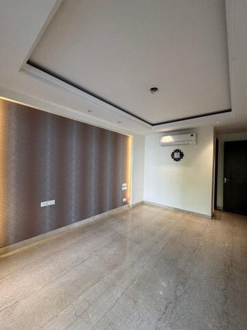 Room in 4 BHK Builder Floor at DLF Building 10, Dlf Phase ii – for Rent