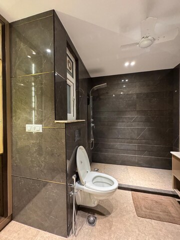 Bathroom in 4 BHK Builder Floor at DLF Building 10, Dlf Phase ii – for Rent