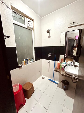 Master Bedroom in 3 BHK Builder Floor at DLF City Phase IV, Dlf Phase iv – for Rent