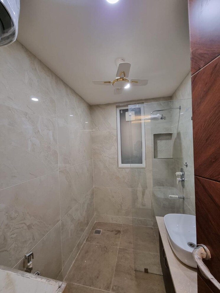 Bathroom, dlf-city-phase-v 4 Bedroom 270 Sq.Yd. Builder Floor In Dlf Phase V Gurgaon 7945369
