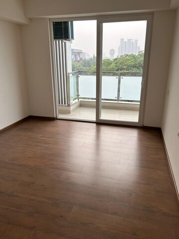 Room in 4 BHK Apartment at DLF Park Place, Sector 54 – for Rent