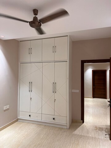 Room in 4 BHK Apartment at DLF Park Place, Sector 54 – for Rent