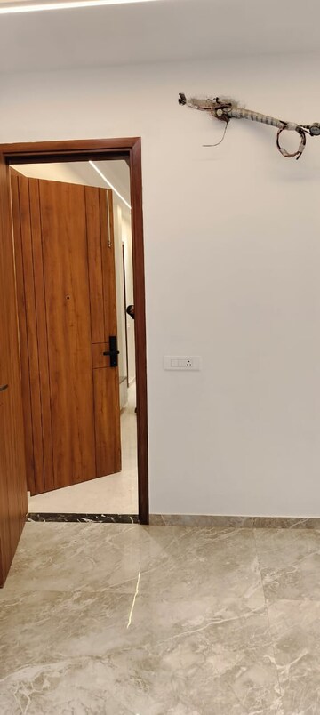 Furnished Amenities in 3 BHK Builder Floor at Mahavir Enclave – for Sale