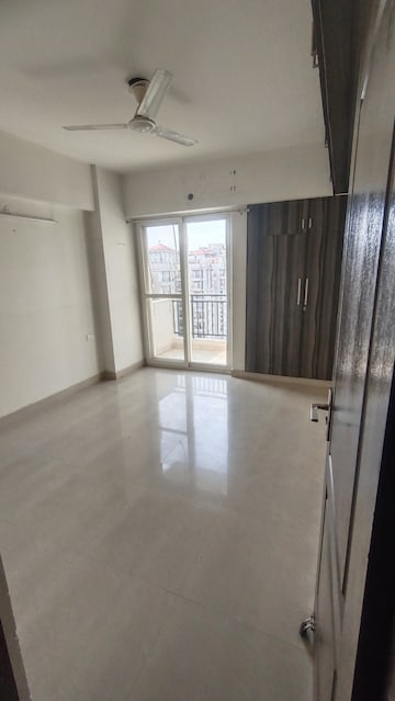 Room in 2 BHK Apartment at Sethi Max Royale, Sector 76 – for Rent