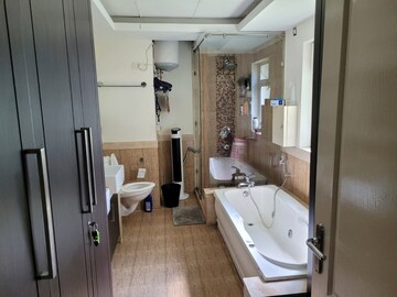 Master Bedroom in 4 BHK Apartment at Bestech Park View Spa, Sector 47 – for Rent