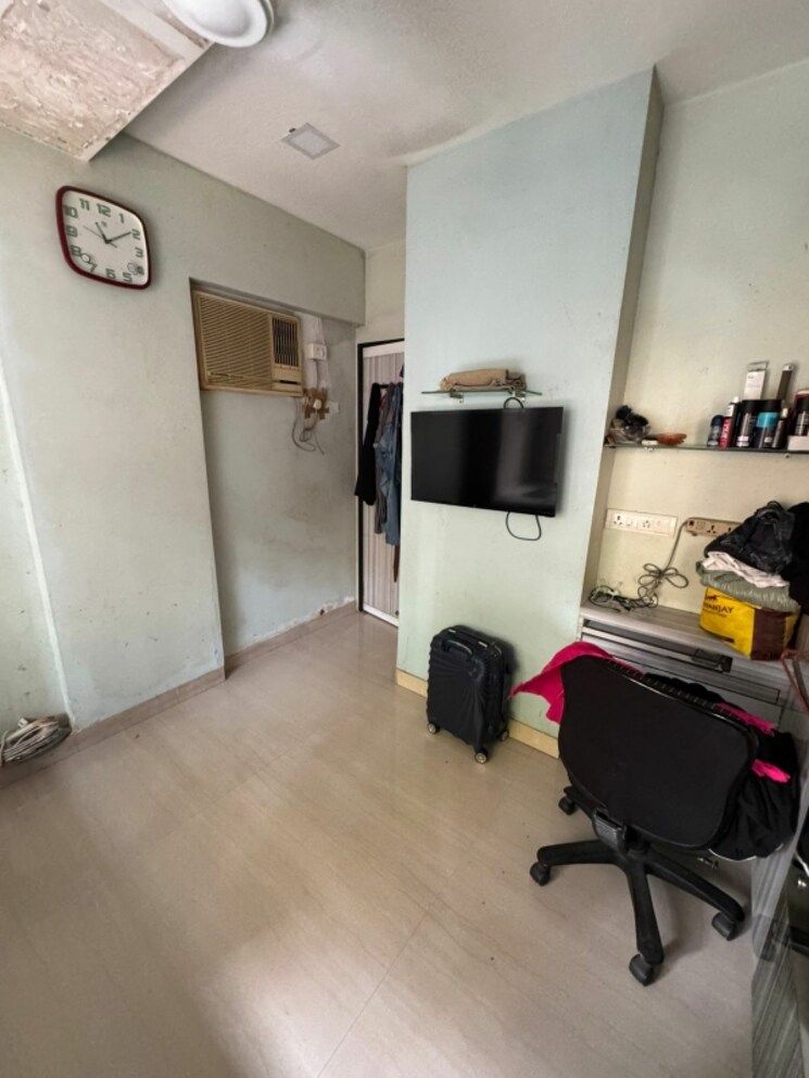 Master Bedroom, babubhai-chs 2 Bedroom 600 Sq.Ft. Apartment In Khar West Mumbai 7945567