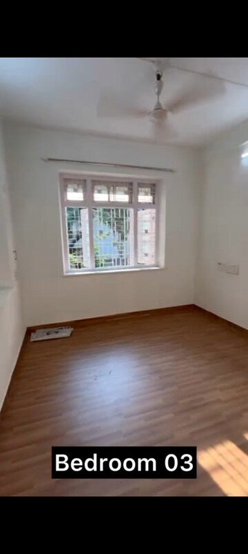 Room in 3 BHK Apartment at Khar West – for Rent