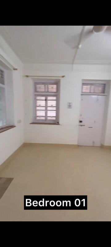 Room in 3 BHK Apartment at Khar West – for Rent