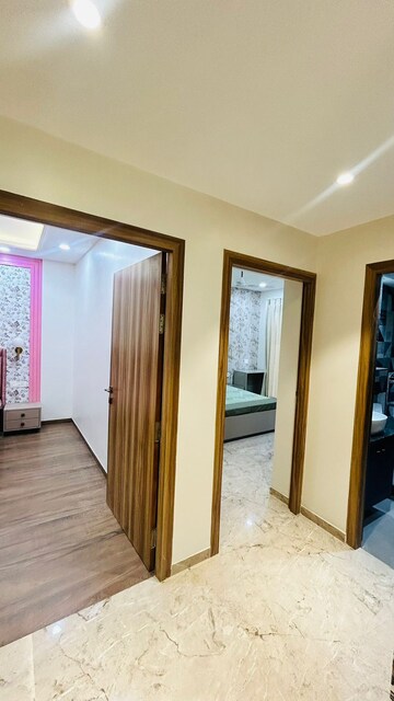 Bedroom in 4 BHK Apartment at Gomti Nagar – for Rent