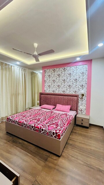 Bedroom in 4 BHK Apartment at Gomti Nagar – for Rent