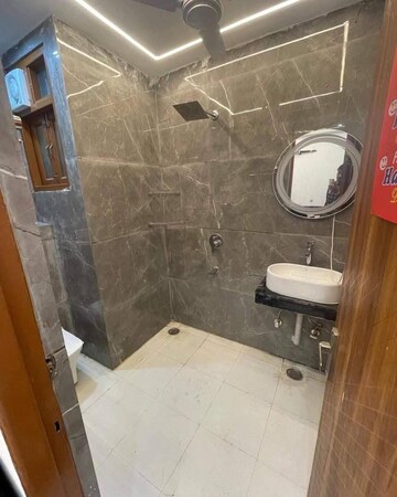 Master Bedroom in 1.5 BHK Builder Floor at Shastri Nagar – for Rent