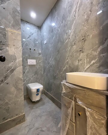 Master Bedroom in 2.5 BHK Builder Floor at Shastri Nagar – for Rent