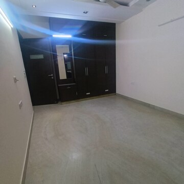 Room in 2.5 BHK Apartment at Paschim Vihar – for Rent