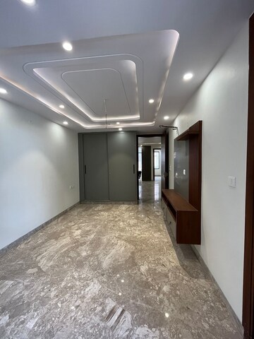 Room in 3 BHK Apartment at Paschim Vihar – for Rent