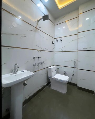 Master Bedroom in 2 BHK Builder Floor at Shastri Nagar – for Rent