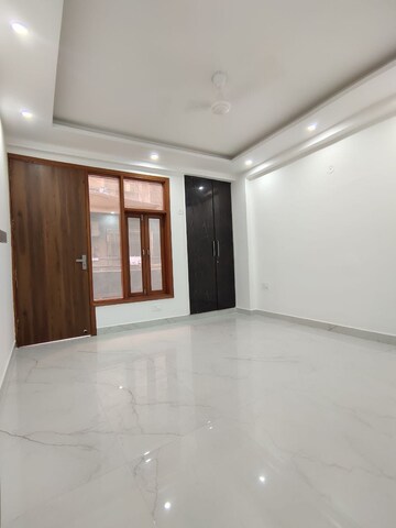 Room in 3 BHK Builder Floor at Chattarpur – for Rent