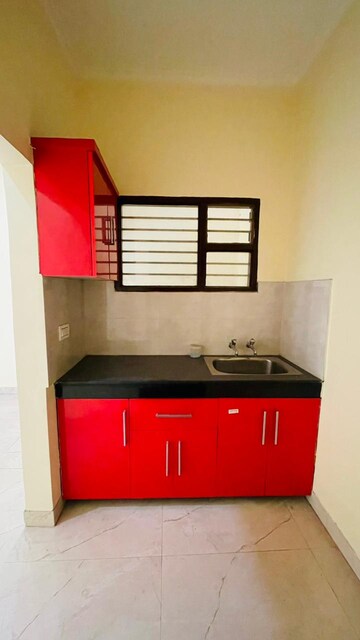 Furnished Amenities in 1.5 BHK Apartment at Sector 27 – for Rent