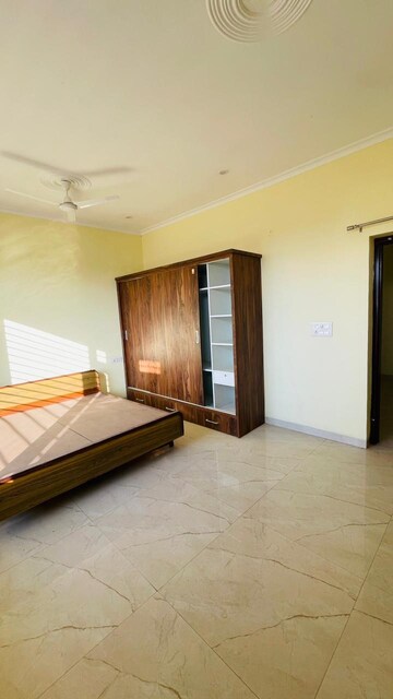 Room in 1.5 BHK Apartment at Sector 27 – for Rent