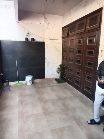 Room in 6+ BHK Independent House at Paschim Vihar – for Sale