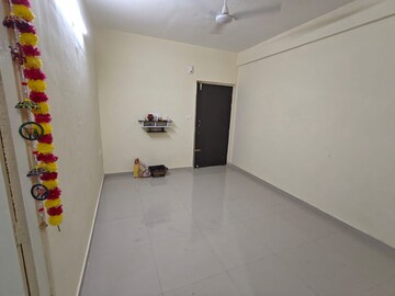 Room in 2 BHK Apartment at Pyramid Elite, Sector 86 – for Rent