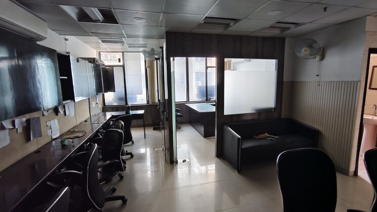 Team Area, netaji subhash place Commercial Office Space 700 Sq.Ft. In Netaji Subhash Place Delhi 7946493