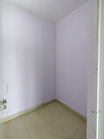 Master Bedroom in 2 BHK Apartment at Gomti Nagar – for Rent
