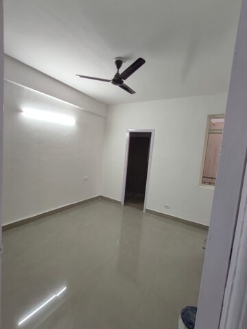 Room in 2 BHK Apartment at Suncity Avenue 76, Sector 76 – for Rent