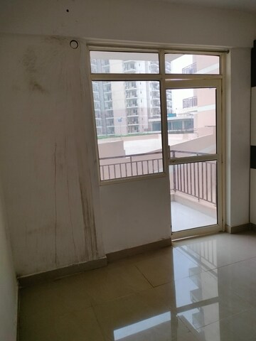 Room in 2 BHK Apartment at Suncity Avenue 76, Sector 76 – for Rent