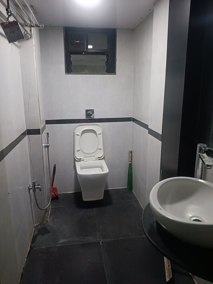 Bathroom, shree-mahavir-darshan 2 Bedroom 1000 Sq.Ft. Apartment In Lower Parel Mumbai 7947004