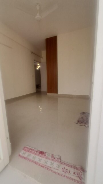 Room in 2 BHK Apartment at Suncity Avenue 76, Sector 76 – for Rent