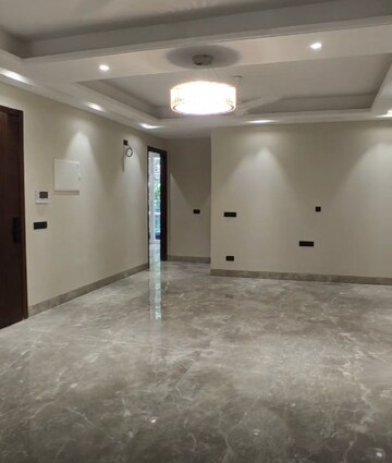 Room in 4 BHK Builder Floor at Sector 26a – for Rent