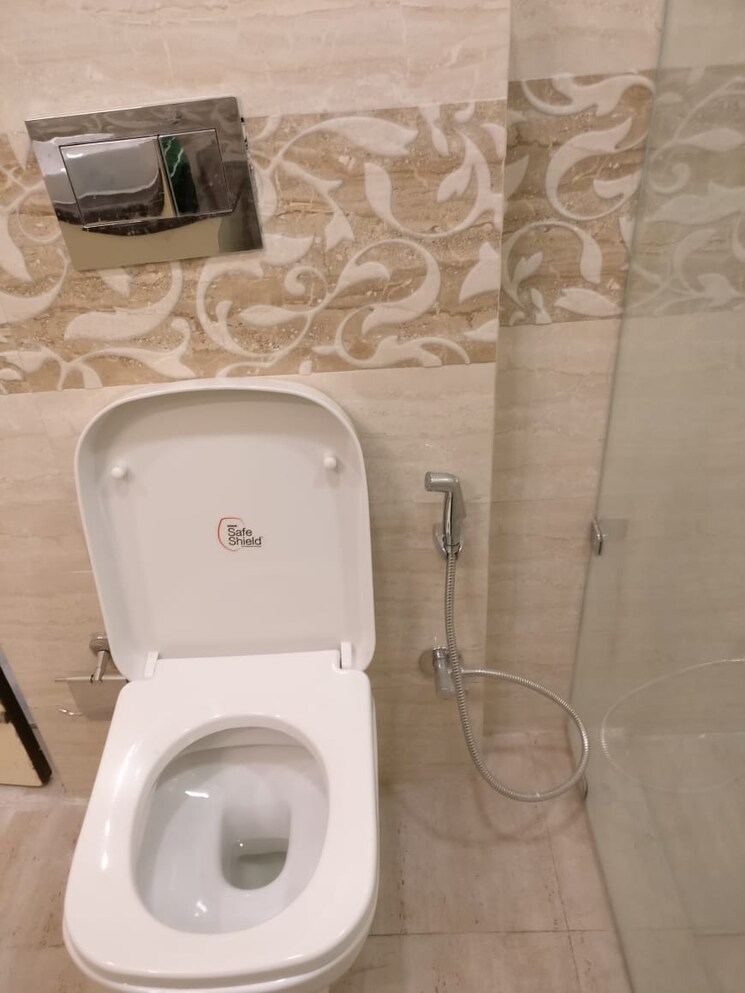 Bathroom, mayur vihar phase ii 3 Bedroom 1550 Sq.Ft. Apartment In Mayur Vihar Phase ii Delhi 7947025