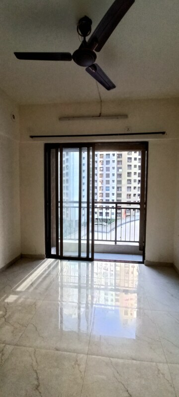 Room in 2 BHK Apartment at Sunteck Maxxworld 4, Naigaon East – for Rent