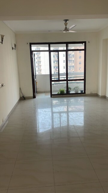 Room in 3 BHK Apartment at Omaxe The Nile, Sector 49 – for Rent