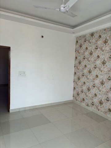 Room in 3 BHK Apartment at Aims Golf Avenue II, Sector 75 – for Rent