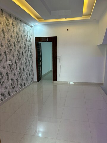 Room in 4 BHK Apartment at Ambience Tivertone, Sector 50 – for Rent