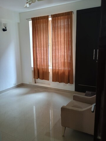 Room in 3 BHK Apartment at Jalvayu Towers, Sector 56 – for Rent