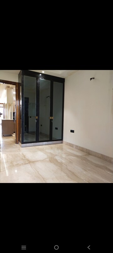 Room in 3 BHK Builder Floor at Lajpat Nagar – for Rent