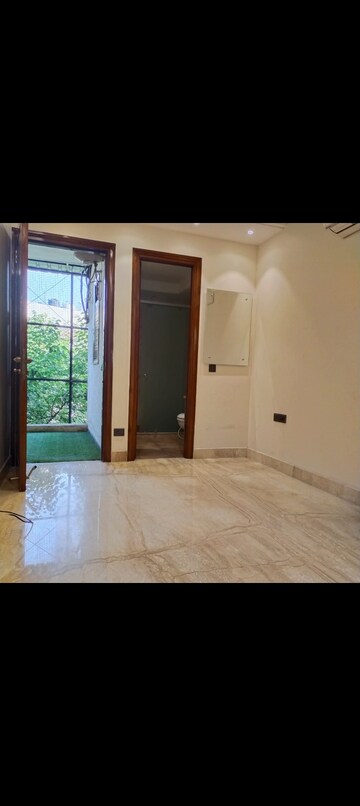 Room in 3 BHK Builder Floor at Lajpat Nagar – for Rent
