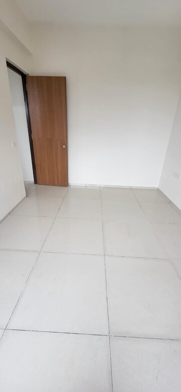 Room in 3 BHK Apartment at Satyam Skyline, Naranpura – for Rent