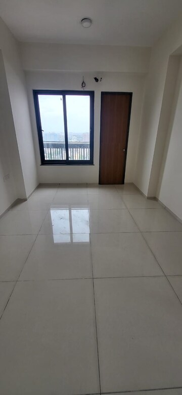 Room in 3 BHK Apartment at Satyam Skyline, Naranpura – for Rent