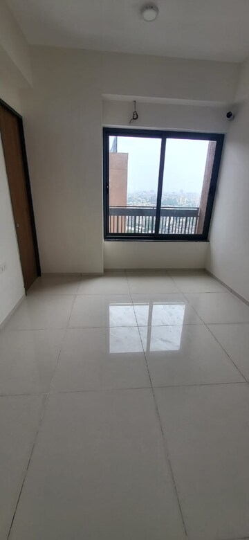 Room in 3 BHK Apartment at Satyam Skyline, Naranpura – for Rent
