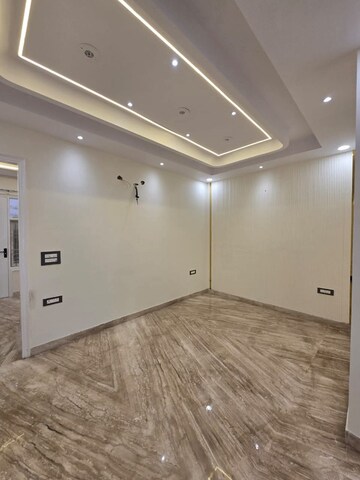 Room in 3 BHK Builder Floor at Dwarka Mor – for Sale
