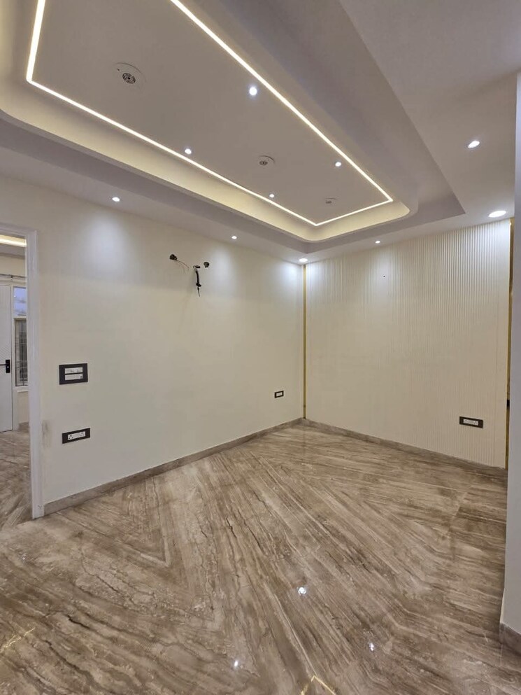 Room, dwarka mor 3 Bedroom 110 Sq.Yd. Builder Floor In Dwarka Mor Delhi 7949148