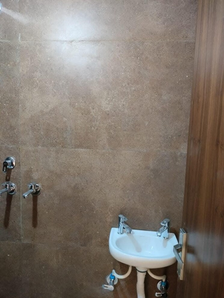 Bathroom, dwarka mor 3 Bedroom 110 Sq.Yd. Builder Floor In Dwarka Mor Delhi 7949148