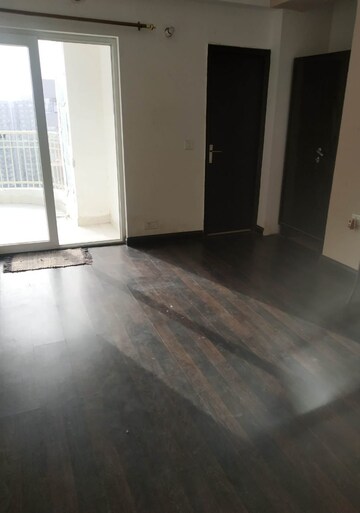 Room in 3 BHK Apartment at Nirala Estate, Tech Zone 4 Greater Noida – for Sale